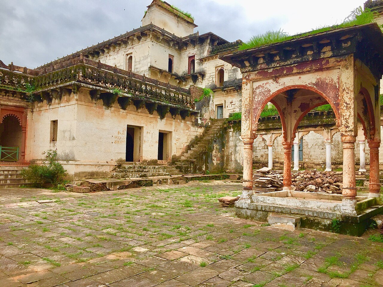 Govindgarh_fort_backyard_Rewa